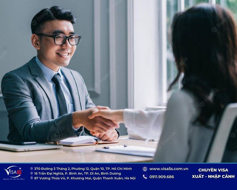 Đi phỏng vấn visa Mỹ mặc gì? Các tiêu chuẩn trang phục gây ấn tượng 5 Vẻ ngoài gọn gàng và phối đồ đi phỏng vấn visa Mỹ chỉnh chu giúp bạn gây ấn tượng tốt