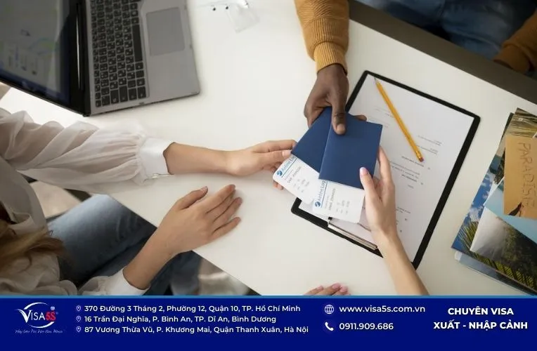 Hồ sơ cần chuẩn bị khi nộp hộ chiếu dán visa Canada