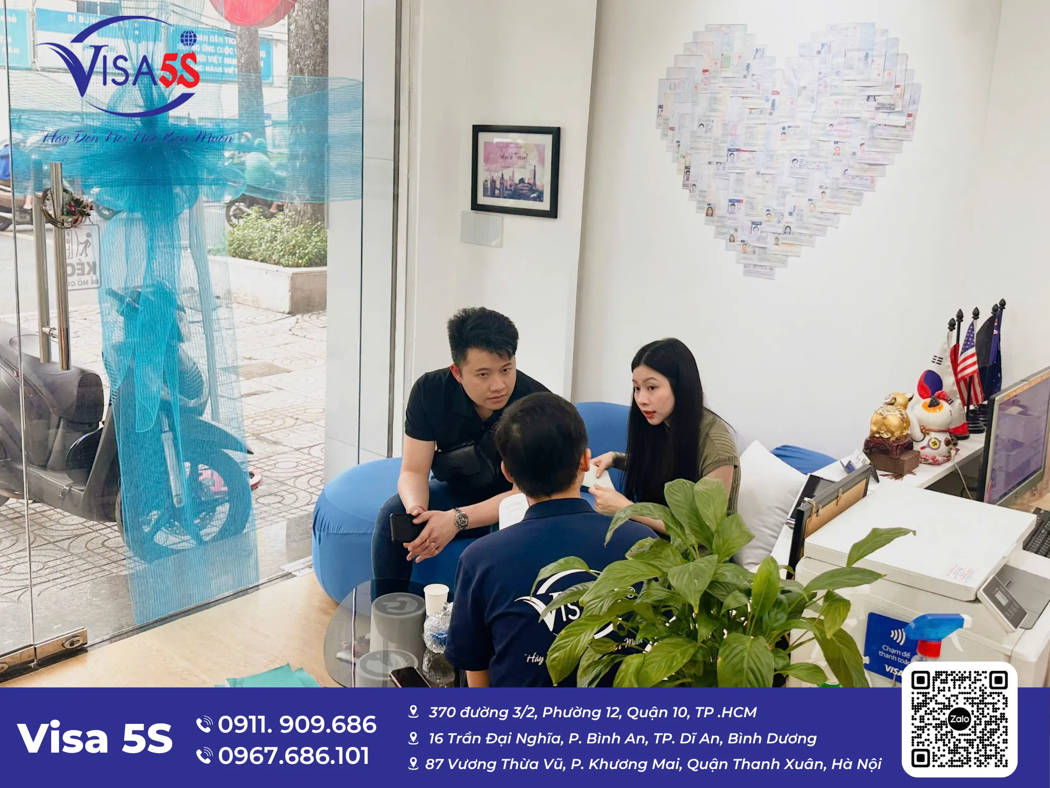 Chuyên viên Visa5S tư vấn dịch vụ làm visa đi Ý đến khách hàng